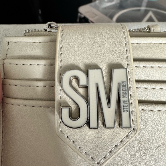 Steve Madden Cream Wallet with Logo - Picture 2 of 5